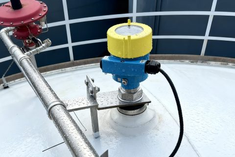 防爆雷达液位计：220°C高温下的智能物位测量解决方案