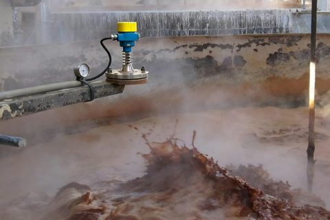 80GHz雷达料位计：蒸汽、泡沫和粉尘工况下的高精度测量