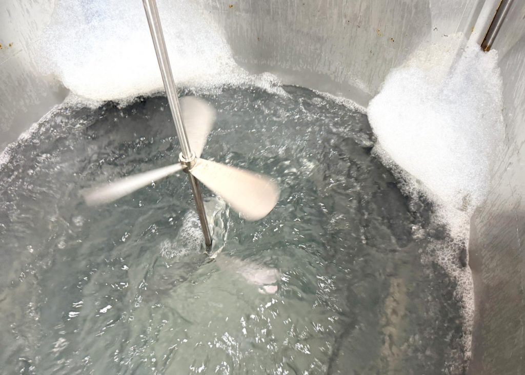 攻克高温、蒸汽与搅拌干扰：JWrada-35 80GHz雷达物位计助力石化反应釜实现精准测量