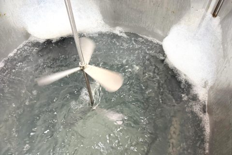 攻克高温、蒸汽与搅拌干扰：JWrada-35 80GHz雷达物位计助力石化反应釜实现精准测量