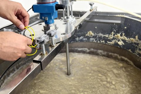 腐蚀性泡沫工况下雷达液位计测量应用案例——JWrada® 系列雷达液位计在化工反应中间罐中的工程实践