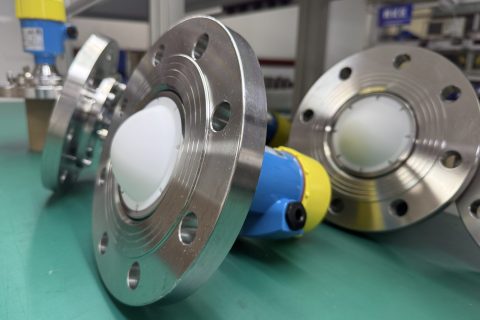 80GHz高频雷达液位计为何更适合复杂工况？从测量原理到数字化运维全面解析