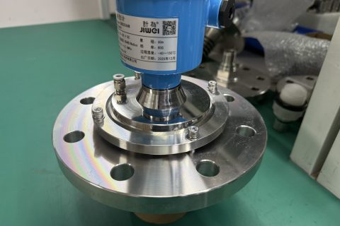 万向法兰在雷达物位计安装中的应用与优势解析