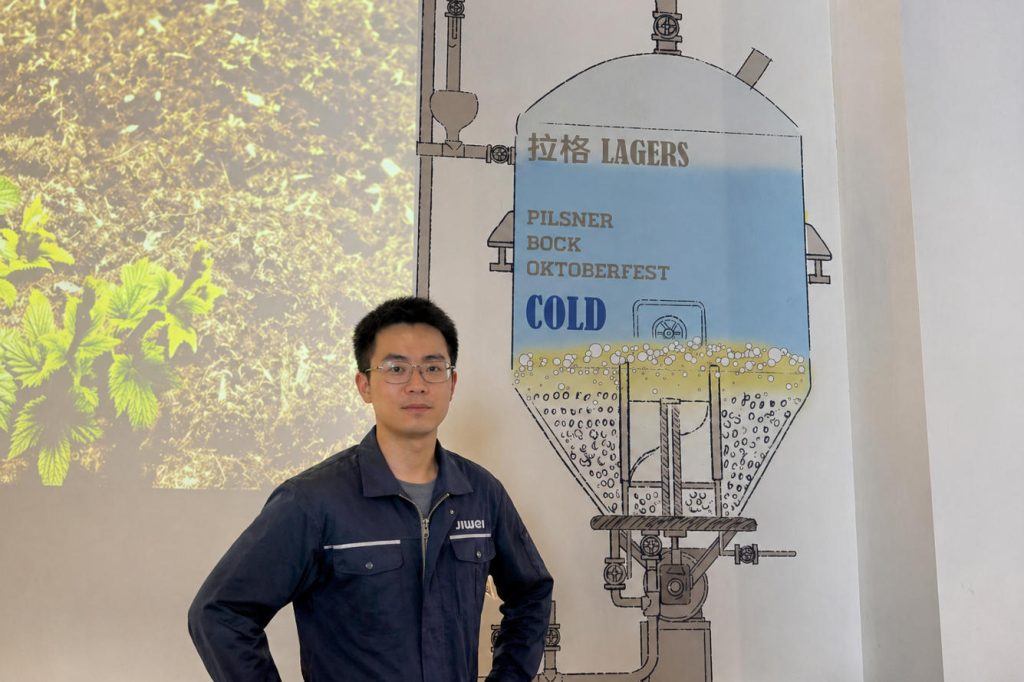 为提升啤酒厂的技术应用,计为公司派遣专业团队进行技术支持与培训 计为走访江浙啤酒厂,提供定制化自动化解决方案,提升生产效率与质量
