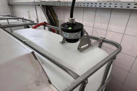 计为80G雷达液位计：穿透塑料吨桶，实现连续液位监测