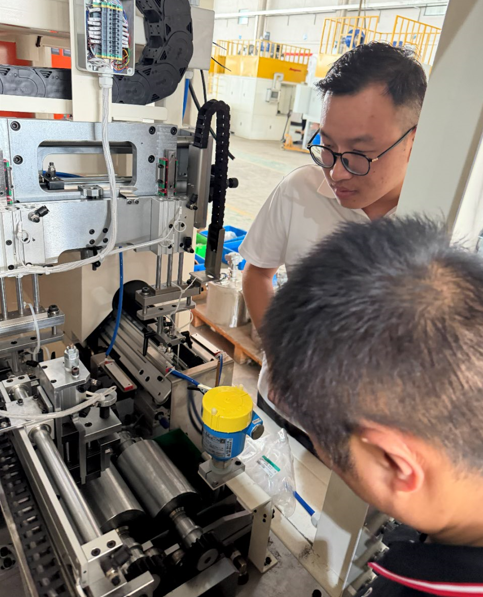 计为工程师在滚胶设备现场查看计为Ring-11音叉液位开关实际运行效果 工况适配性拉满!计为音叉液位开关批量赋能滚胶设备自动化稳定运行
