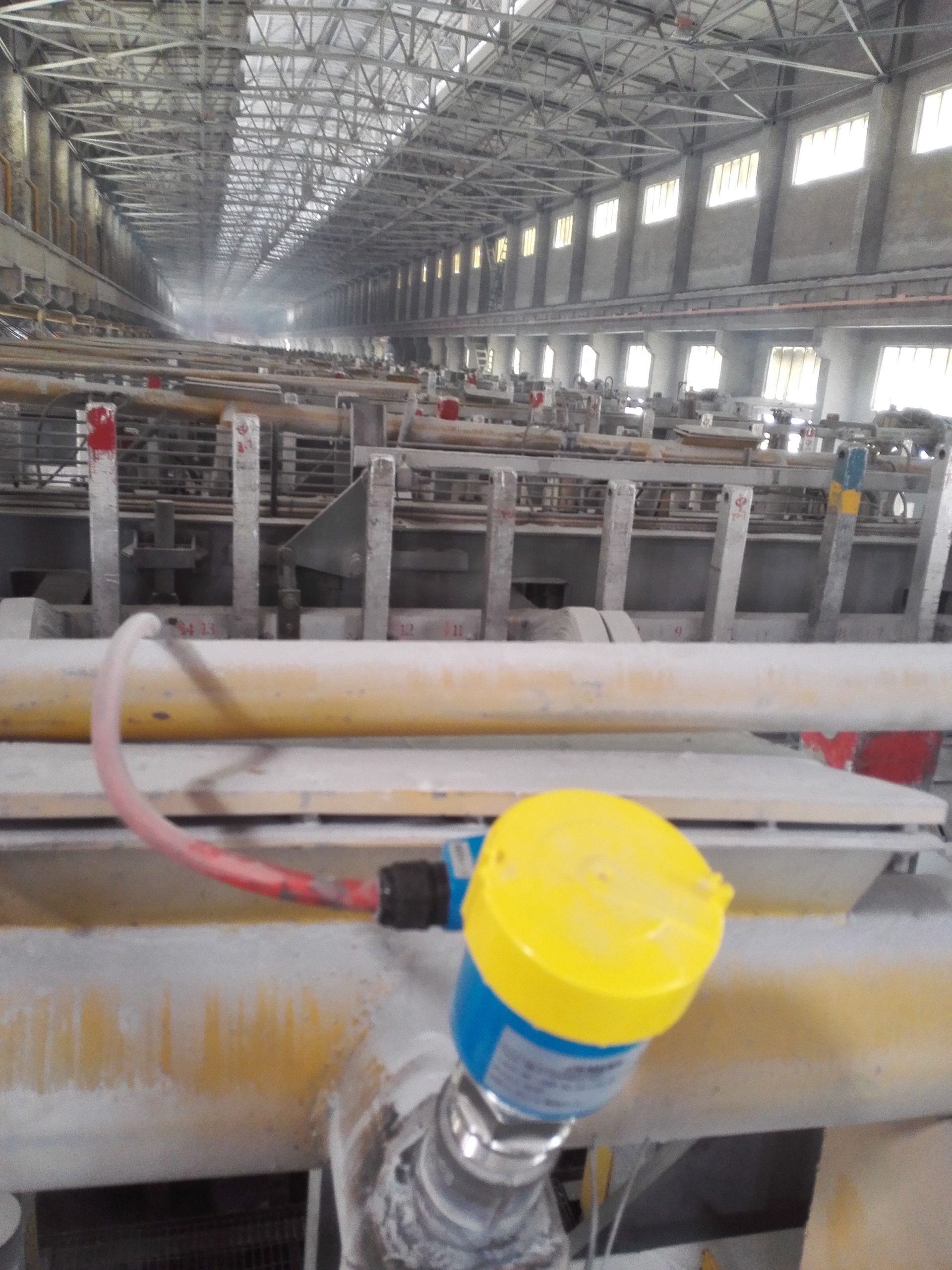 氧化铝粉料仓料位检测方案：计为雷达料位计与振棒料位开关协同应用